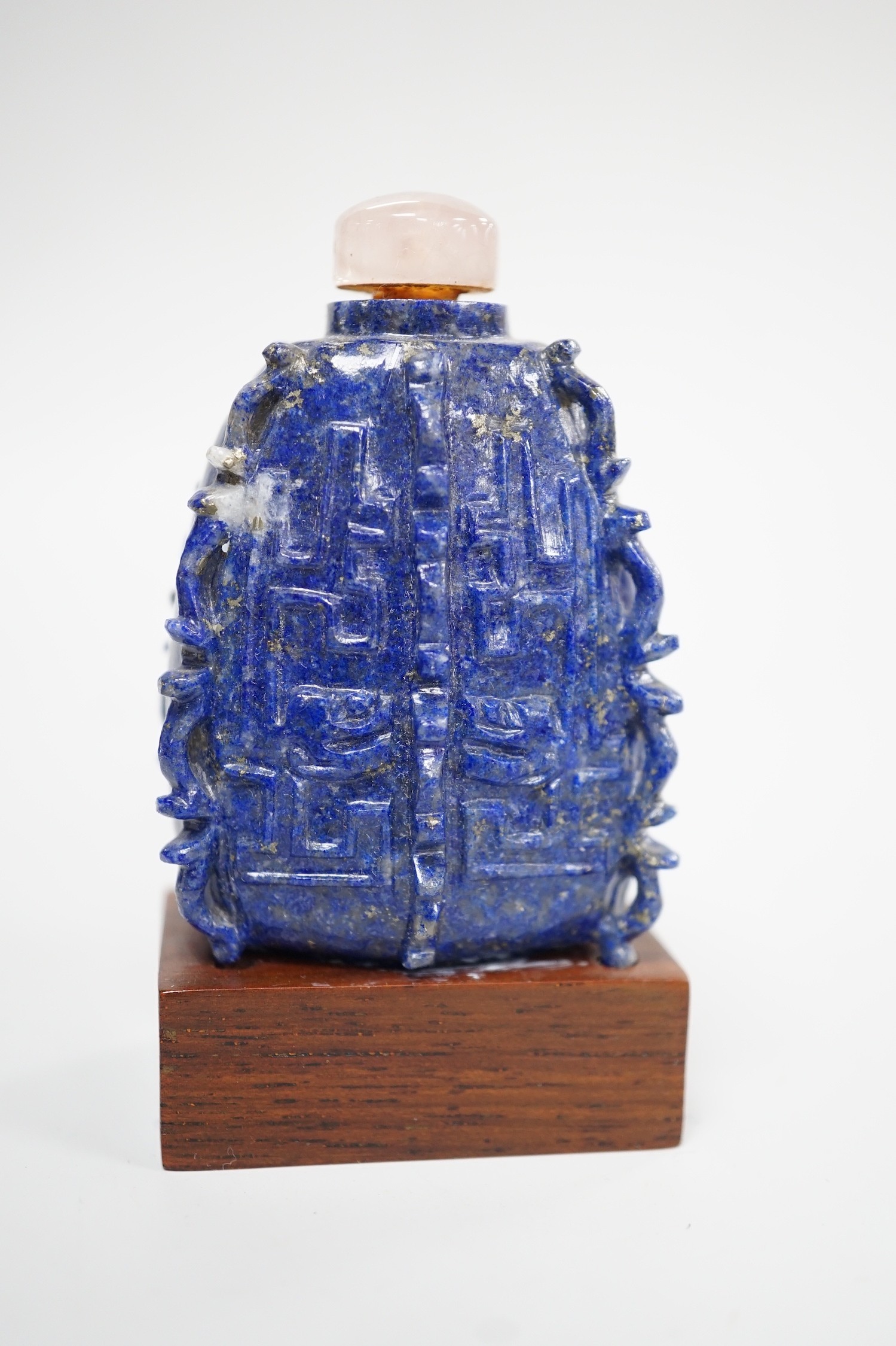 A Chinese archaistic lapis lazuli snuff bottle, 20th century, 5.2cm